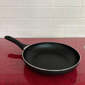 Sarten-de-aluminio-con-antiadherente-24-cm-negra-1-1.jpg